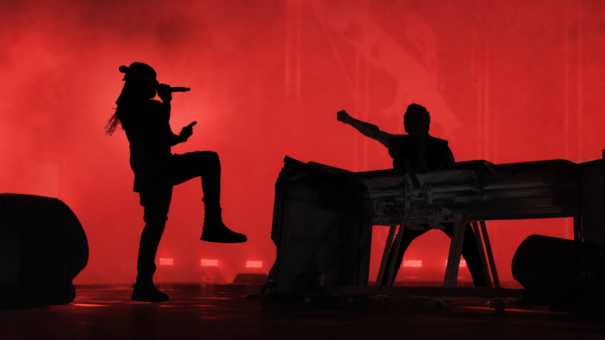 The Prodigy actuando con iluminación roja en un escenario