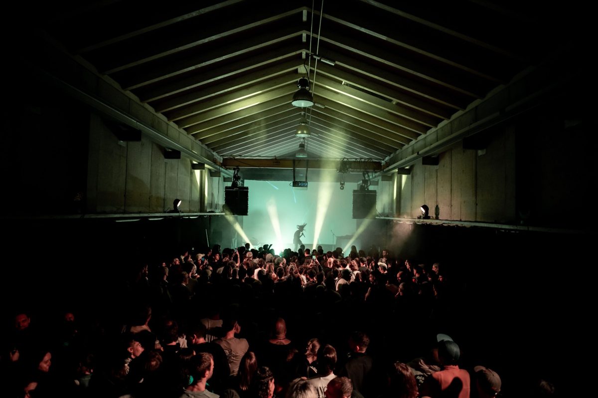 Público ante un concierto audiovisual del WOS Festival en Santiago de Compostela