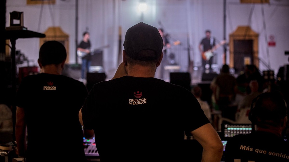 Equipo técnico ante un concierto del festival Músicos en Movimiento
