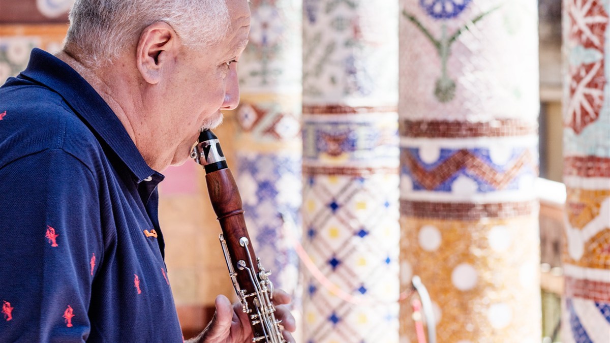 Paquito D’Rivera tocando el clarinete antes de recibir la Medalla de Oro de Jazz en la Costa