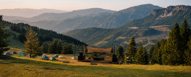 Escenario de un festival de música electrónica en un paisaje de montaña