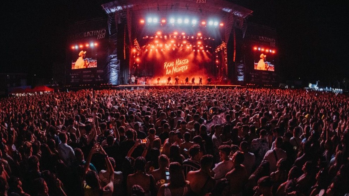 Escenario y público de Puro Latino Fest durante un concierto nocturno