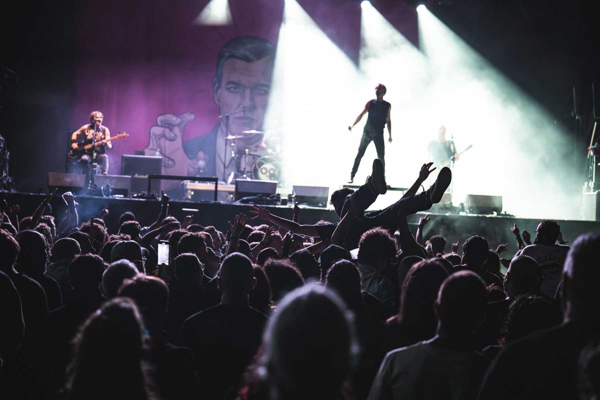 Público y concierto de rock durante Vendaval Fest en Ribadeo