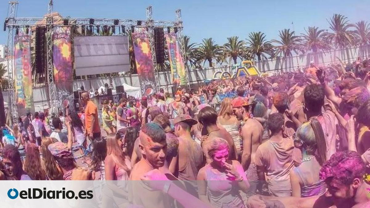 Público de La Palma Holi Festival cubierto de polvos de colores