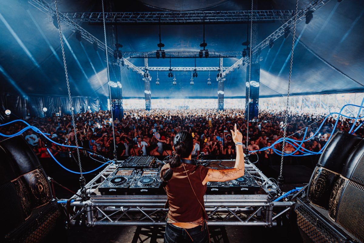 DJ actuando ante el público en un evento de 240KM/H