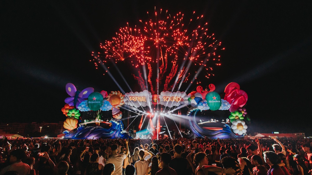 Escenario principal de Arenal Sound 2026 con fuegos artificiales y público