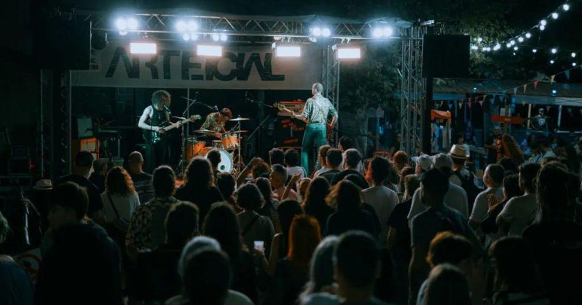 Actuación de una edición anterior del Festival Arteficial en Ribadavia.