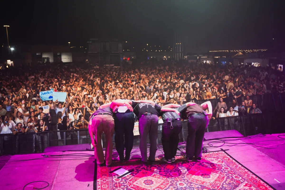 Los artistas de POP A FEIRA se despiden ante el público de Costa Feira en Sanxenxo