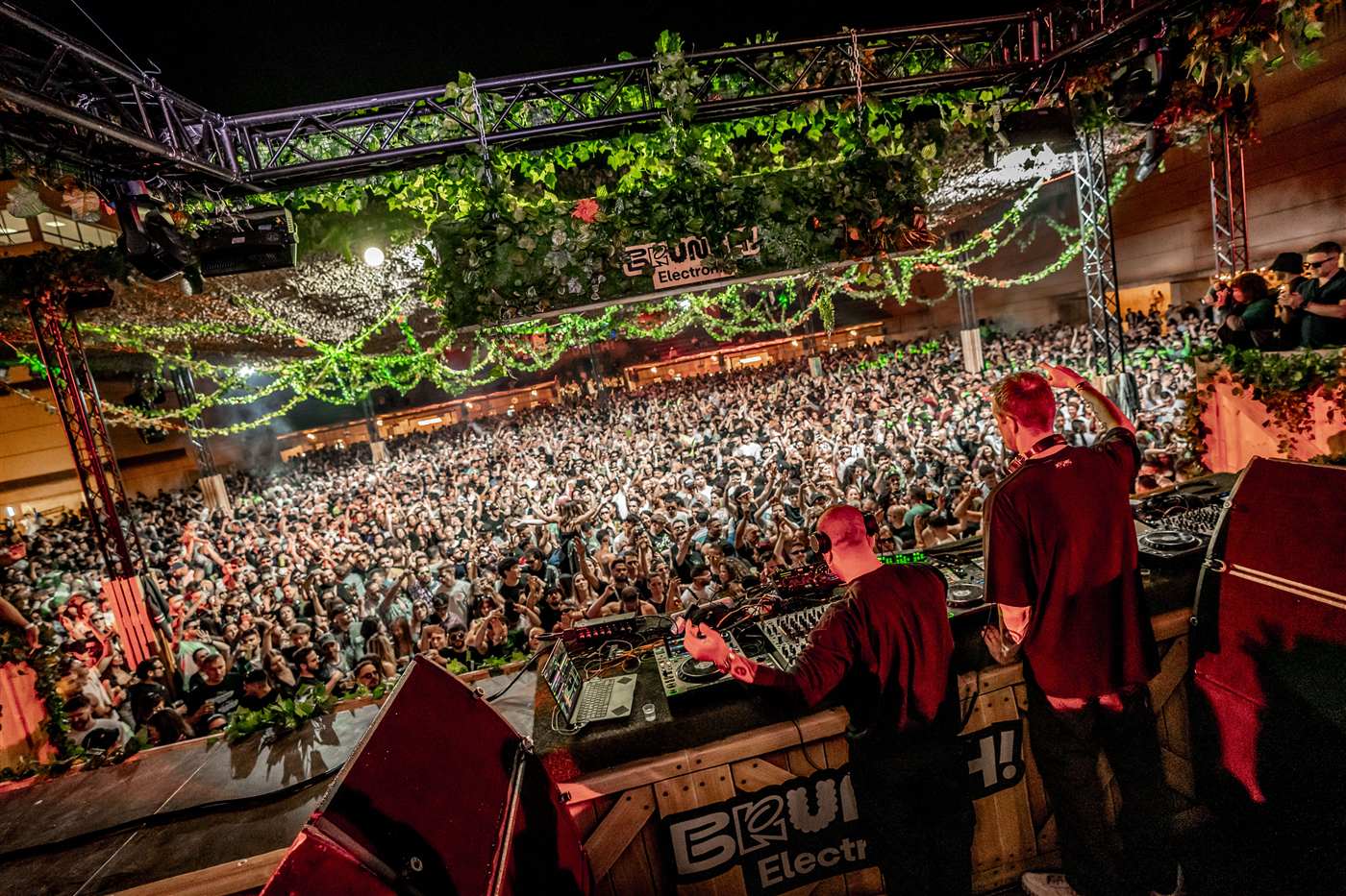 Escenario y público durante una sesión de Brunch Electronik