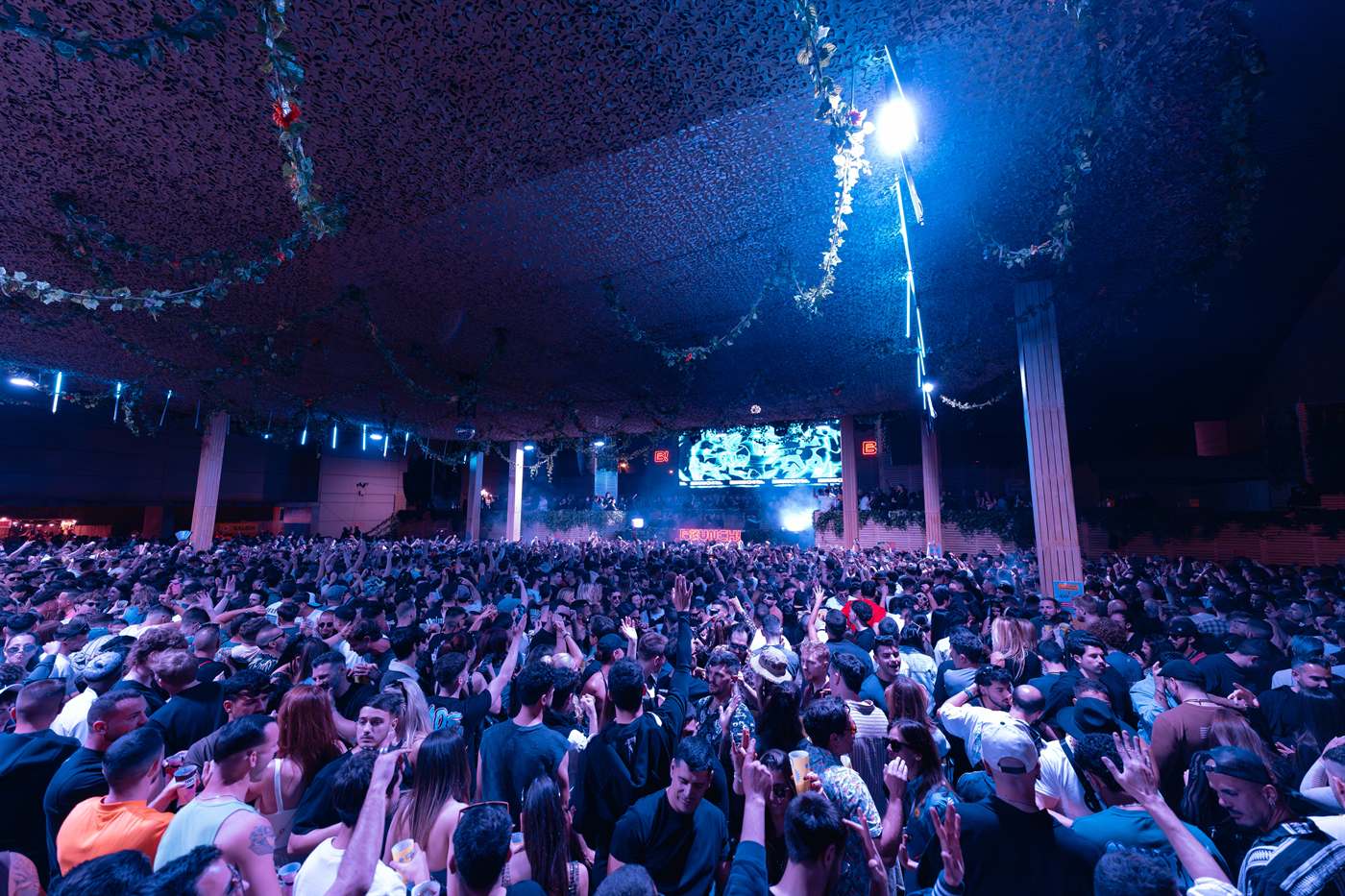 Público bailando ante el escenario de Brunch Electronik