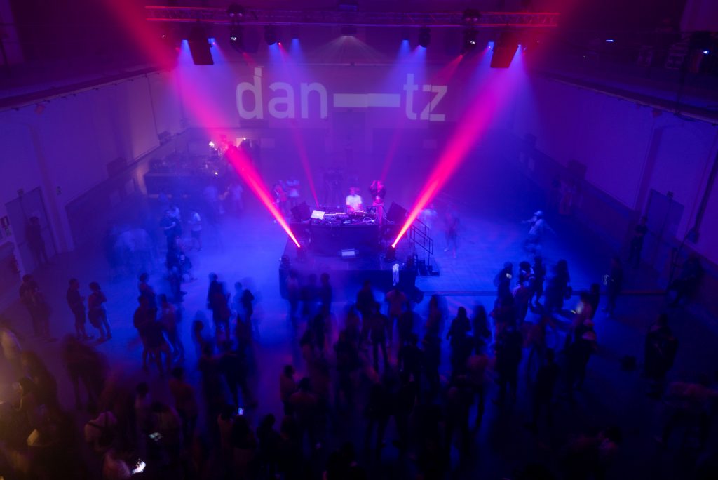 Escenario y público de Dantz Festival en Miramón