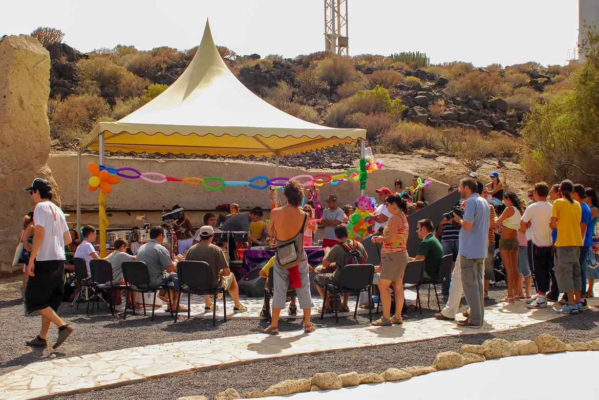 Público y actividades de una edición anterior de Eólica en Tenerife