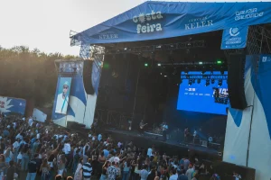 El escenario de POP A FEIRA ante el público reunido en Costa Feira
