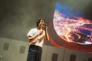 Hey Kid canta durante su actuación en POP A FEIRA de Costa Feira