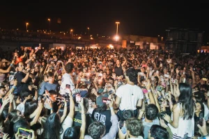 Hey Kid canta rodeado por el público de POP A FEIRA en Sanxenxo