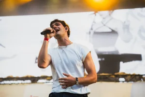 Inazio actúa en el escenario de POP A FEIRA en Costa Feira