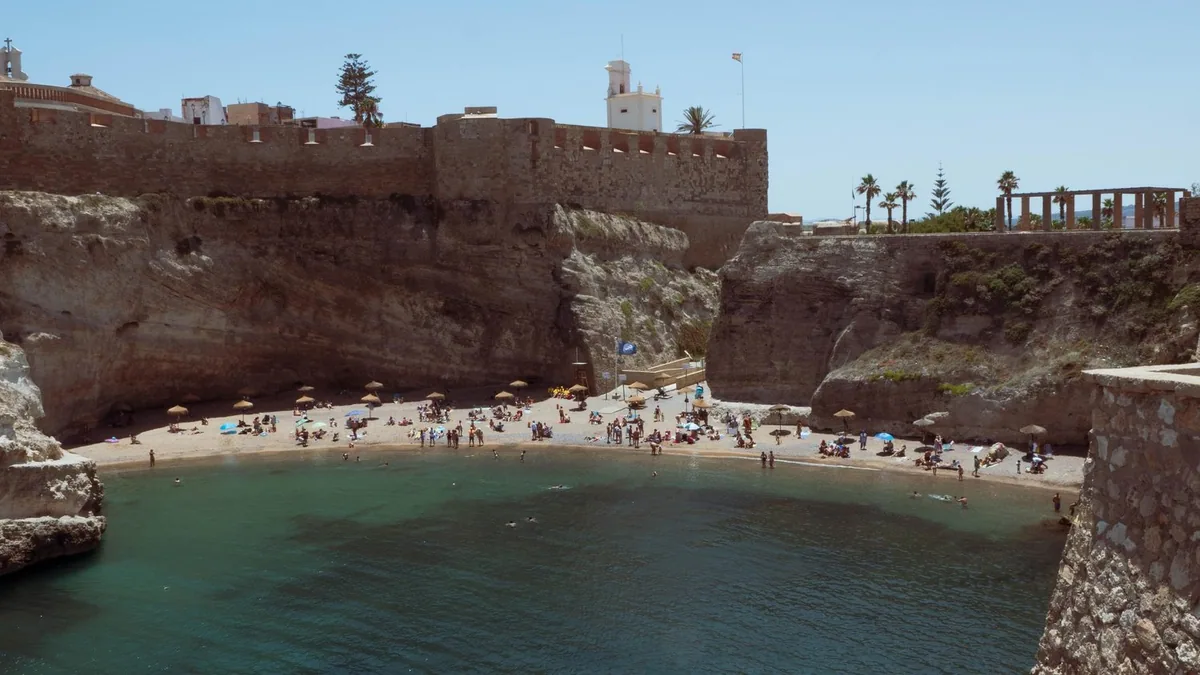 Público de IWA Fest junto al patrimonio de Melilla