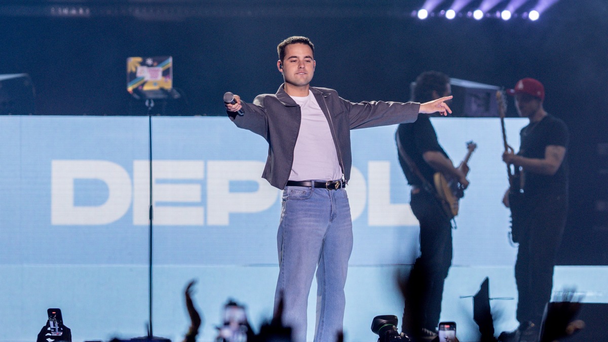 Depol actuando sobre el escenario durante un concierto de LOS40