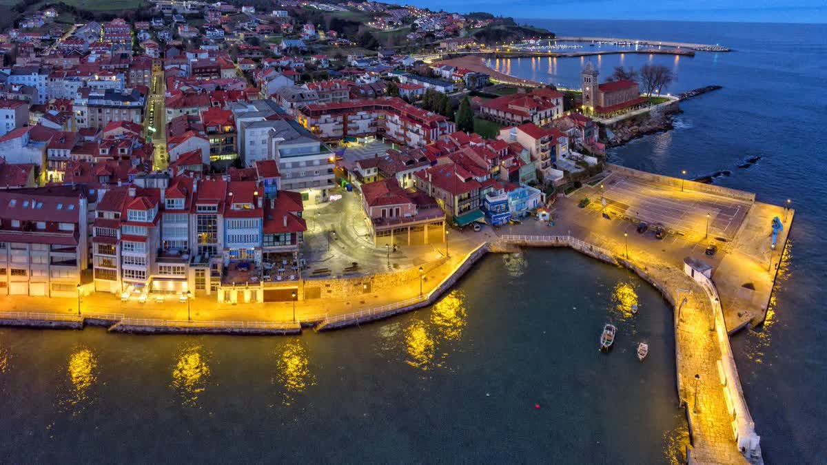 Vista aérea del Muelle Viejo de Luanco donde se celebra Luanco al Mar