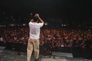 Mafalda Cardenal saluda al público durante POP A FEIRA en Sanxenxo