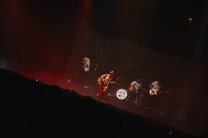 Mafalda Cardenal actúa con su banda en el escenario de POP A FEIRA