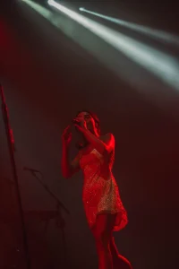 Mafalda Cardenal canta bajo las luces del escenario de POP A FEIRA
