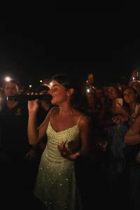 Mafalda Cardenal canta junto al público de la primera fila de POP A FEIRA