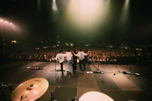 Malmö 040 y Hey Kid se abrazan ante el público tras su colaboración en POP A FEIRA