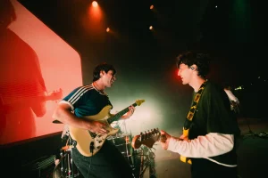 Dos integrantes de Malmö 040 tocan la guitarra durante POP A FEIRA