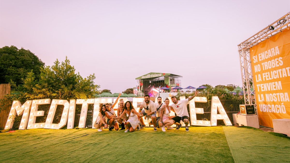 Asistentes ante el escenario de Mediterránea Festival en Gandía