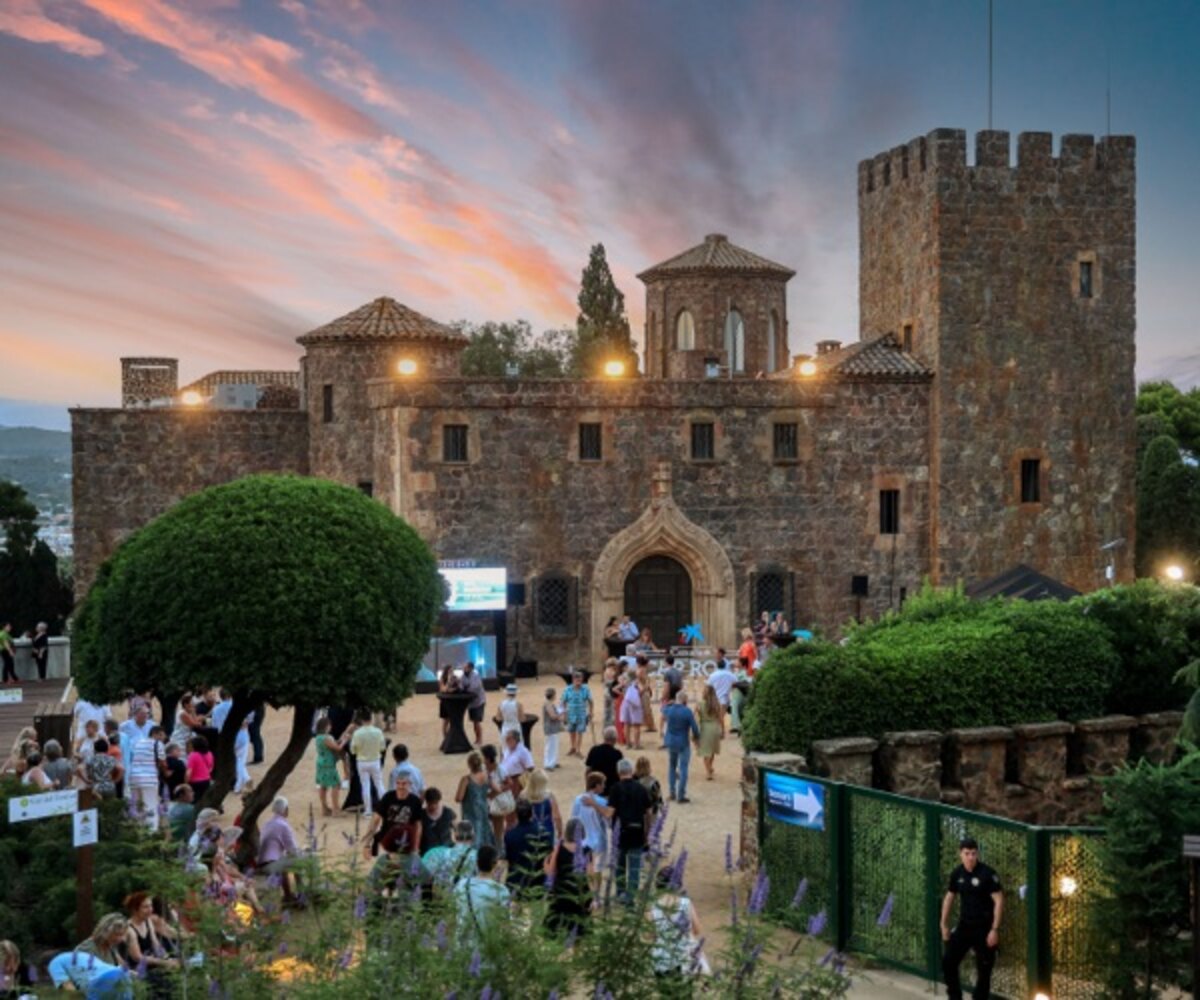 Público y escenario de Cap Roig Festival en Calella de Palafrugell