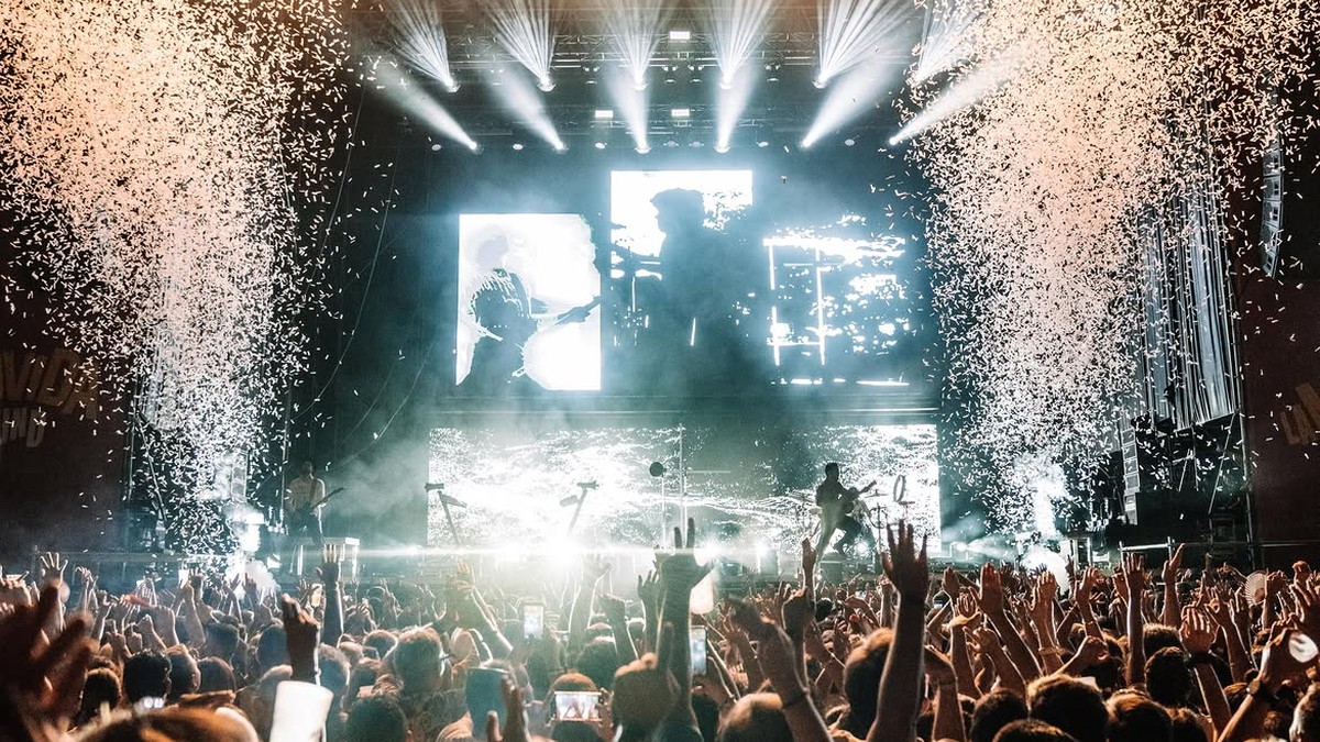 Escenario y público durante la primera jornada de La Movida Sound 2026 en Barbate