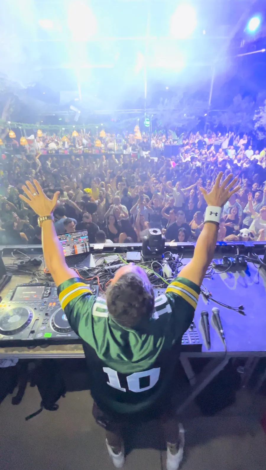 DJ actuando ante el público en una sesión de Oasis Mondo