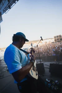 Pavlenha toca la guitarra ante el público de POP A FEIRA en Costa Feira