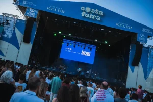 Vista del público y el escenario durante POP A FEIRA en Costa Feira