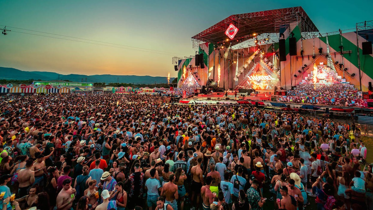 Escenario principal y público de Reggaeton Beach Festival