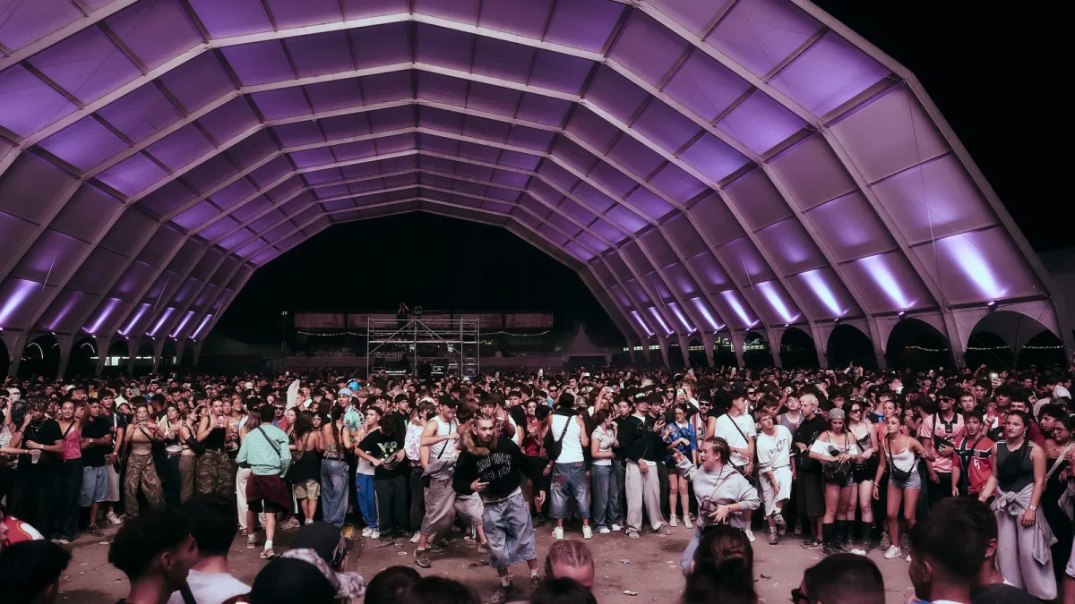 Público de Riverland Fest 2026 en una de las carpas de Arriondas