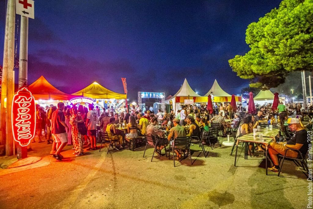 Zona de restauracion al aire libre de Rototom Sunsplash