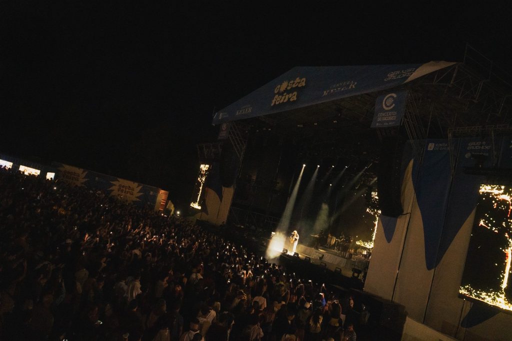 Escenario y público durante el concierto de Rusowsky en Costa Feira