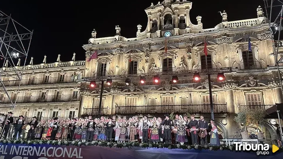 Actuación en la Plaza Mayor durante el Festival Internacional de Folclore de Salamanca