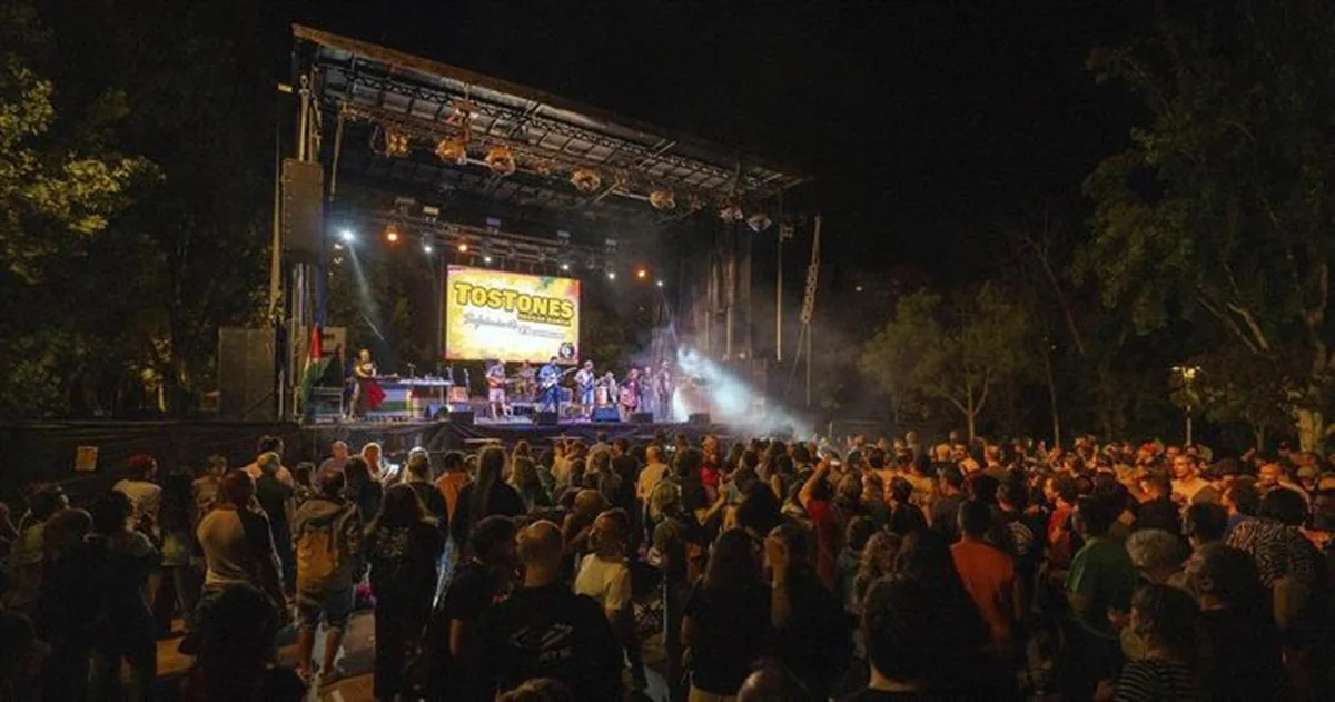 Escenario y público de Se Dice Regue en la Playa de las Moreras