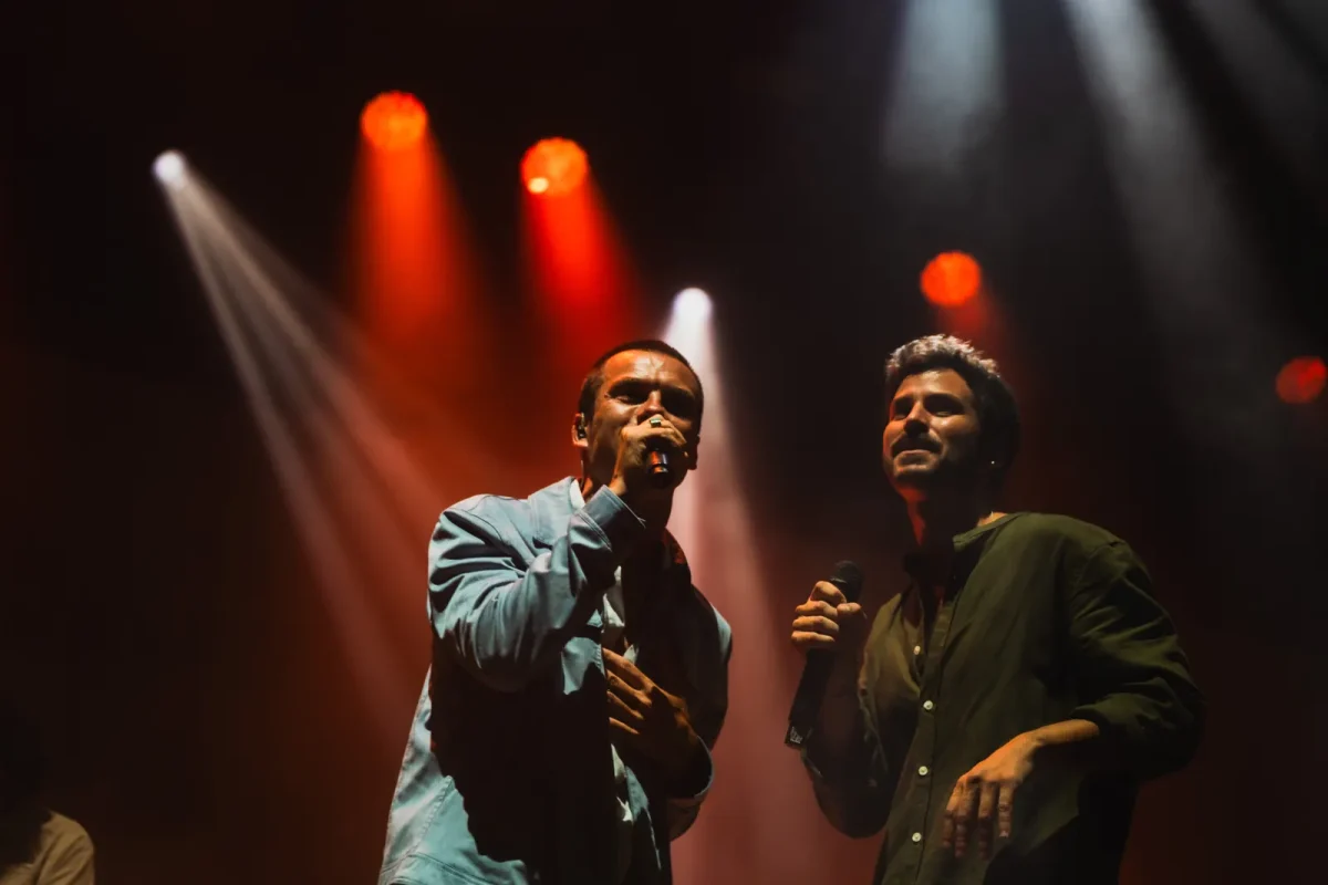 Andrés Koi canta junto a Taburete en el escenario de Costa Feira 2026