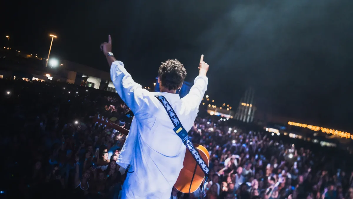 Taburete saluda al público durante su concierto con entradas agotadas en Costa Feira 2026