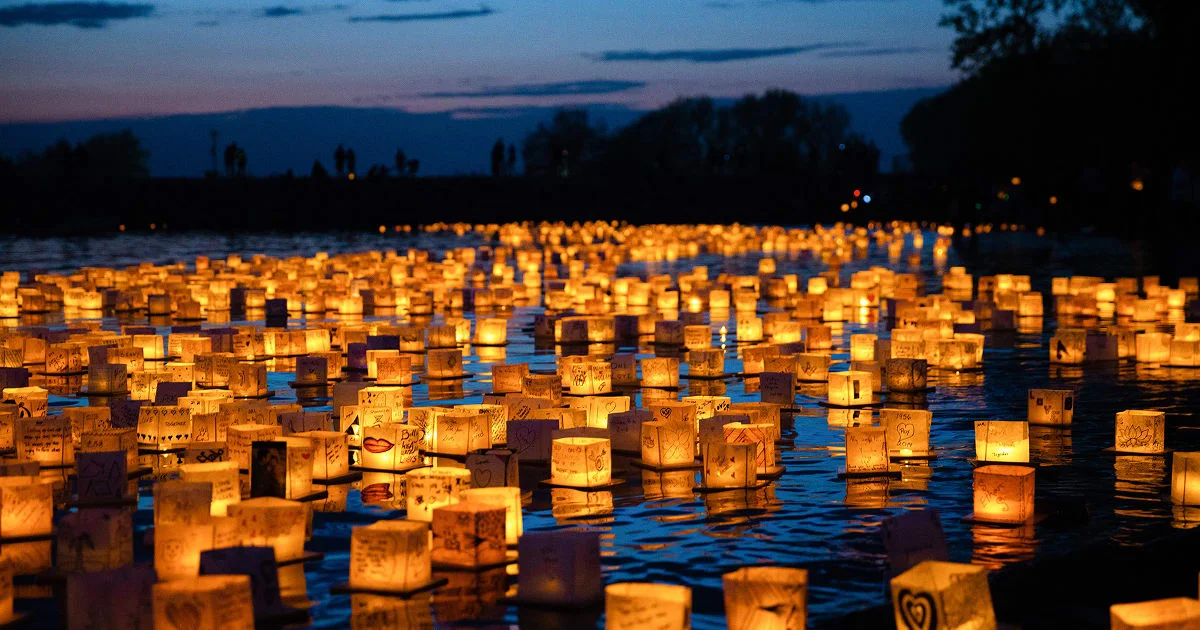 Linternas iluminadas sobre el agua en Water Lantern Festival