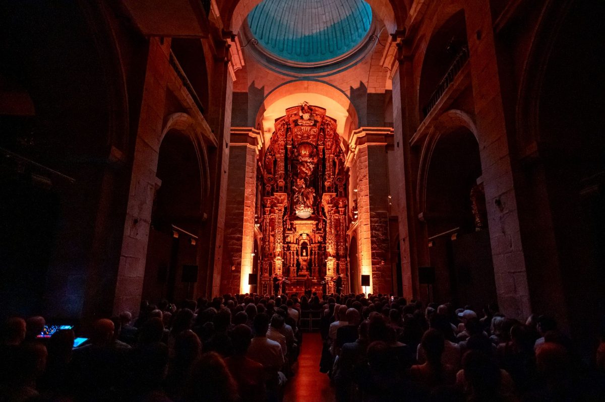 Actuación de WOS Festival en la Iglesia de la Universidad de Santiago