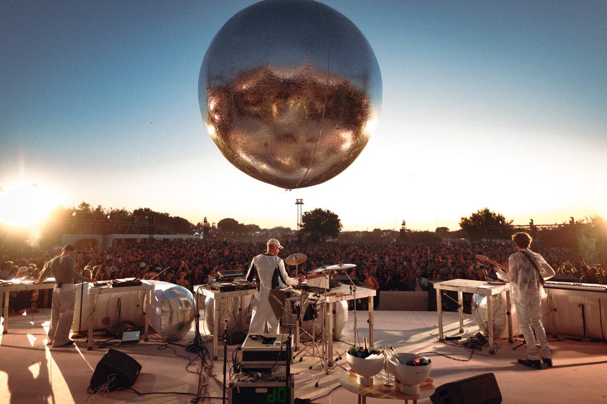 WhoMadeWho actúa ante el público de YARD en Portugal
