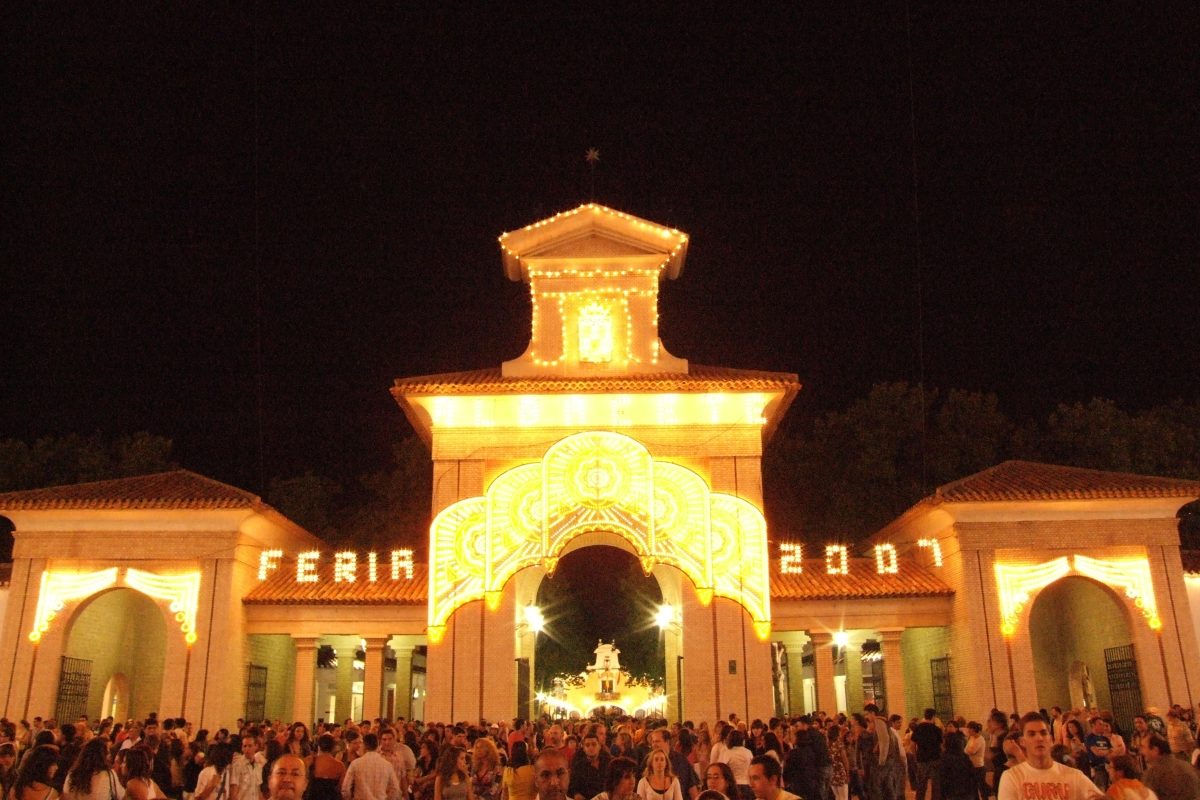 Puerta de Hierros iluminada durante la Feria de Albacete