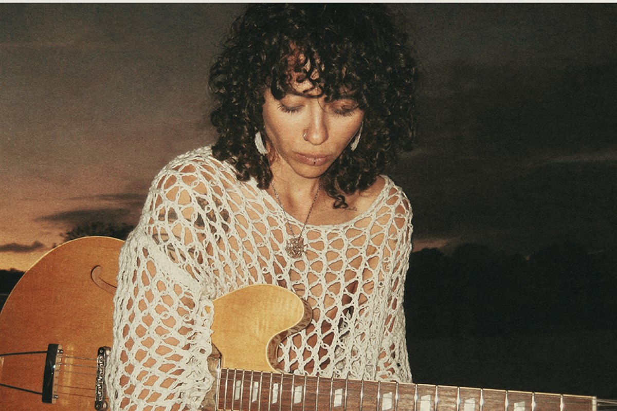 Alice Wonder con una guitarra antes de su concierto en Gijón