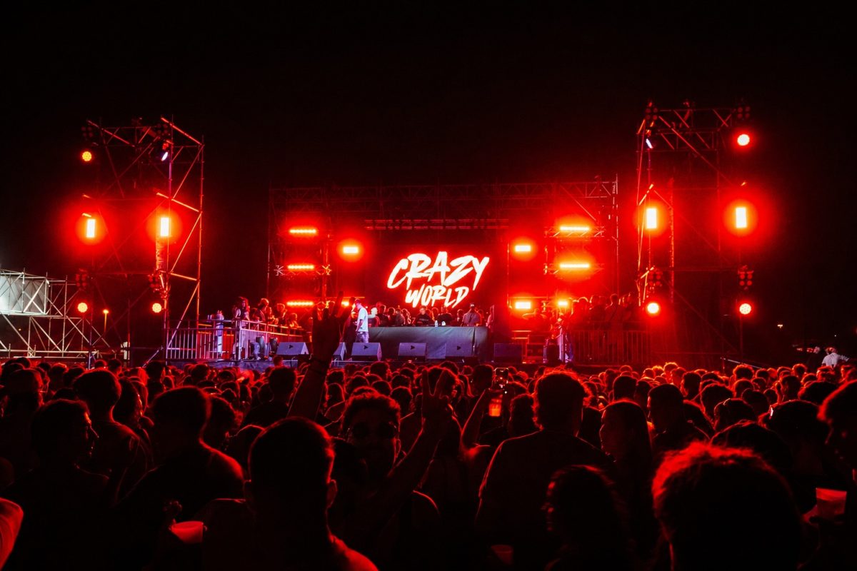 Público ante el escenario de Crazy World