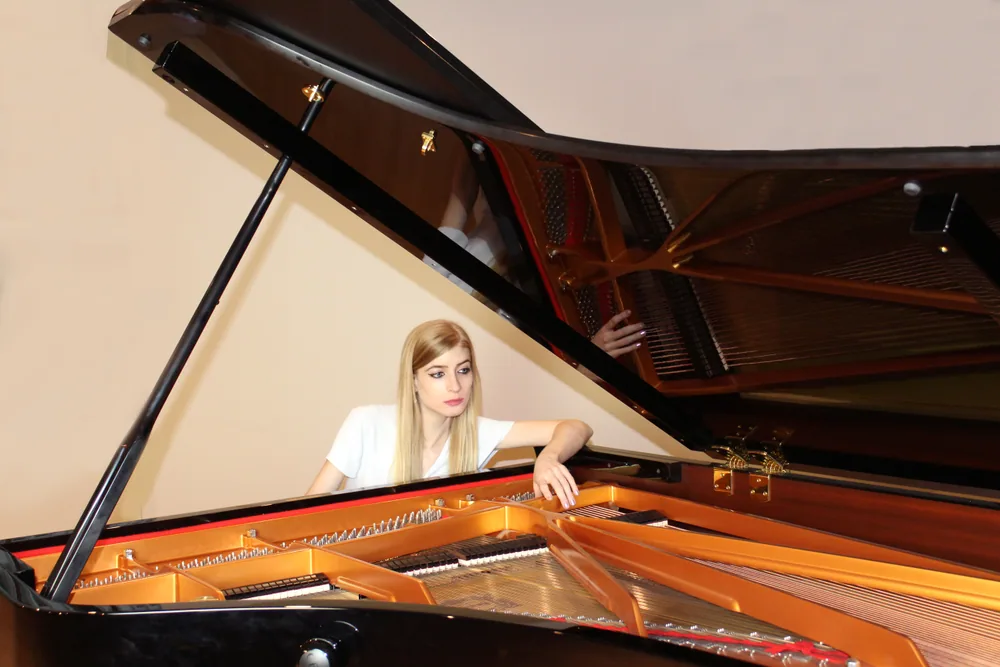 Kelly Moran junto a un piano para L.E.V. Matadero 2026